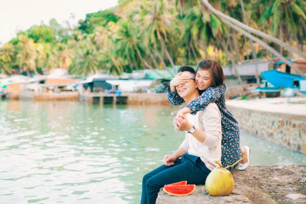 10 năm yêu nhau chưa từng được nhận 1 bó hoa, cô nàng vẫn quyết theo chàng về dinh